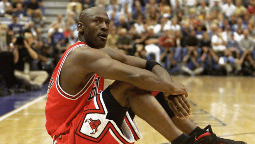 NBA球星一对一名场面合集：科比戏耍老詹 艾弗森晃晕乔丹