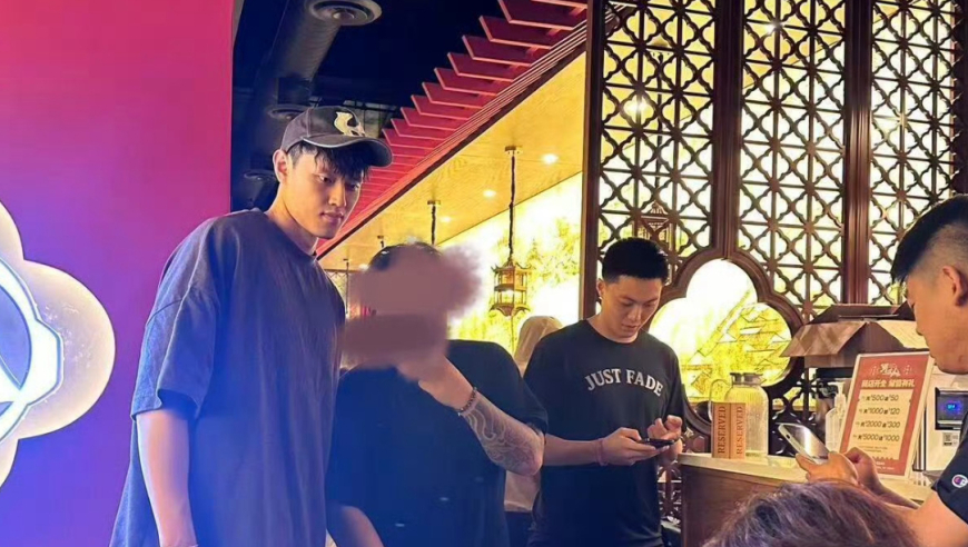 曾凡博胡明轩在美聚餐！曾凡博穿篮网短裤送合影，胡明轩精瘦！