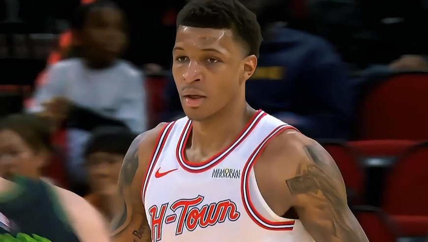 年轻版的死神！小贾巴里vs鹈鹕半场22分集锦：5记三分球接管火箭