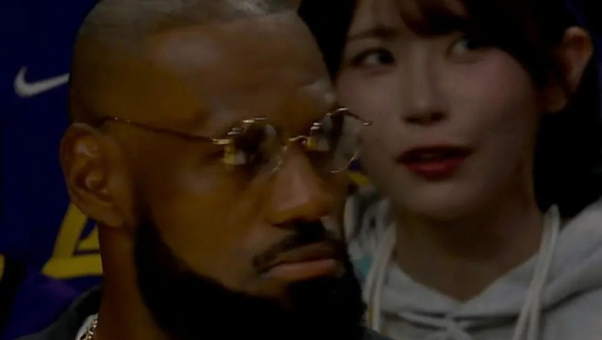 日本人气女演员现身湖人揭幕战！坐詹姆斯身后 甜妹+魔鬼身材超绝