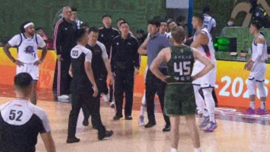 CBA火爆1幕！邱彪忍无可忍，怒摔西装 想要打裁判 被驱逐出场