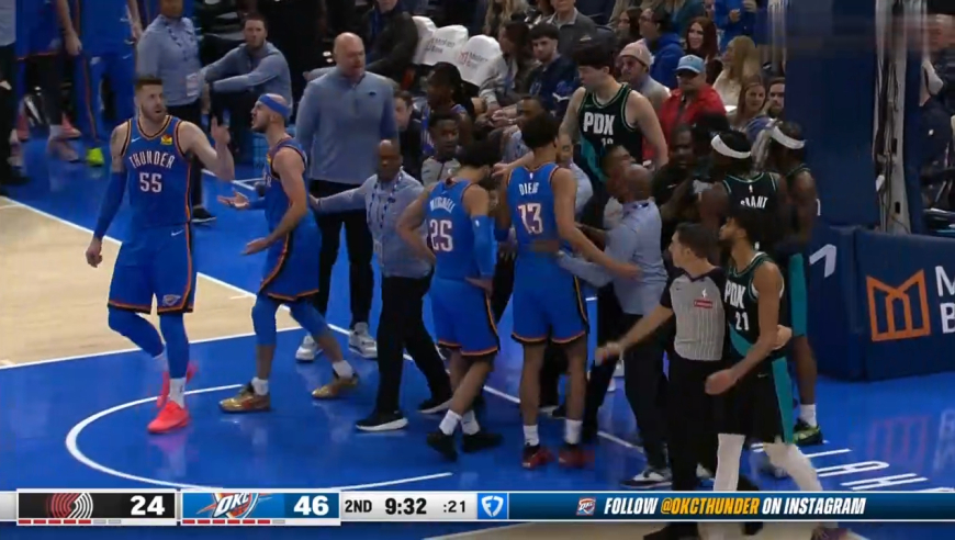 太火爆！慢镜还原开拓者雷霆激烈冲突，杨瀚森疯狂拉架