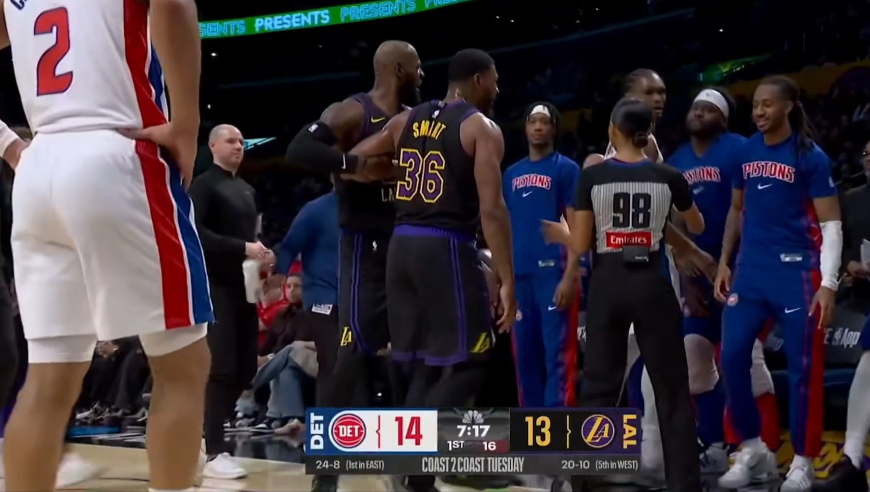 火药味！斯玛特遭肘击眼部后与活塞替补席冲突 老詹赶紧上前拉开