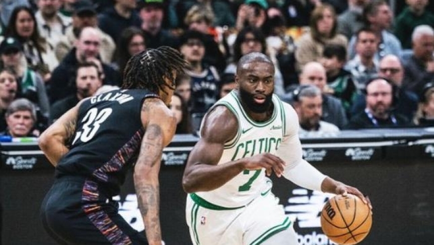 布朗28+7+9完爆冠军锋线，武神触底反弹轰两双，绿军37分大胜篮网