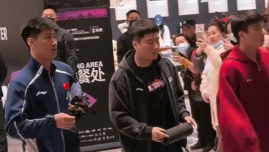 孙颖莎再现名场面，下训后吃饭的样子太可爱，像个小仓鼠一样低头猛炫