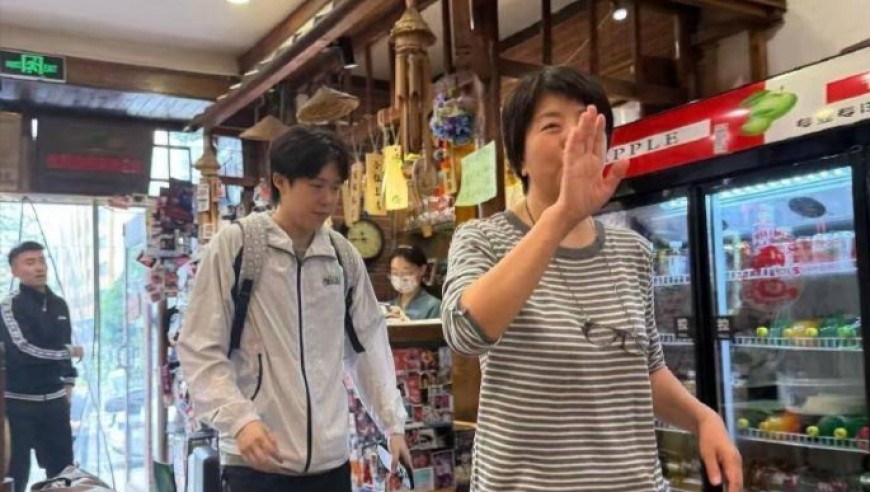 拉风！王楚钦背书包去餐厅吃饭被围观，女生们拍照惊呼：啊！太帅了！