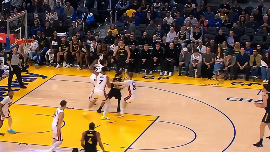 对轰！勇士热火第二节一分钟时间对轰13分 库里引力连送妙传