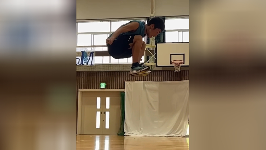 吉尼斯世界纪录！在空中一次跳绳跳八个！