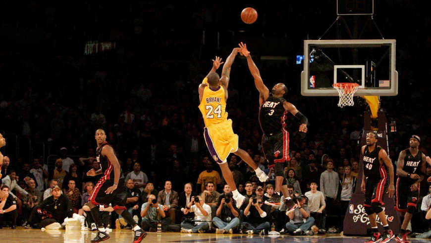 科比超远三分绝杀热火，韦德赛后：若非是你我非砸了更衣室丨体坛记忆