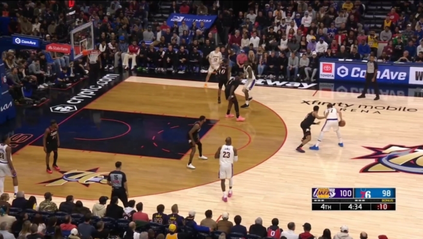 全场起立欢呼！湖人vs76人最后4分钟，詹姆斯连砍10分+致命抢断杀死比赛