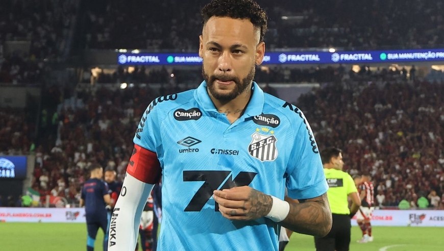 内马尔变“众人嫌”！屡遭对手撞翻，接球队友也无视还被提前换下