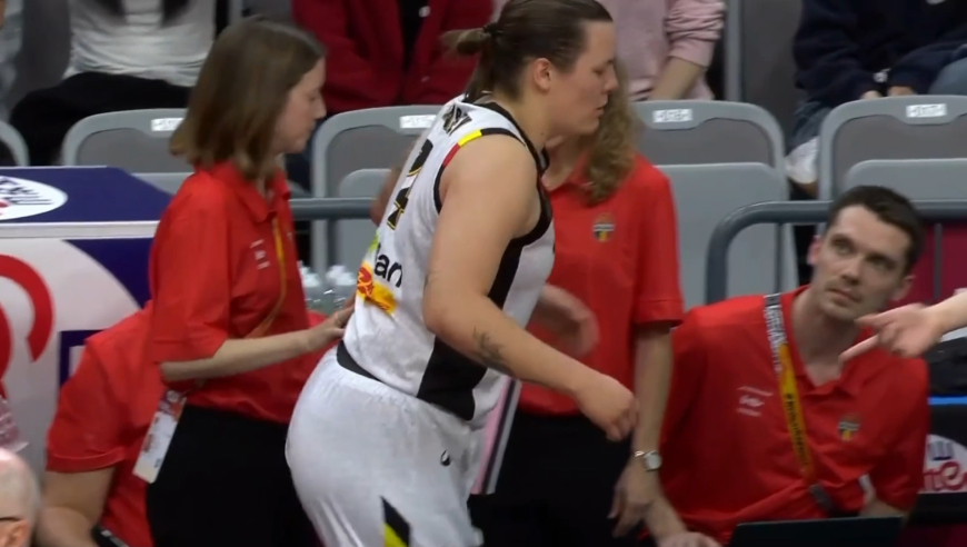 这真是撞到山了！张子宇阻挡马西回防直接放倒 后者直接受伤离场