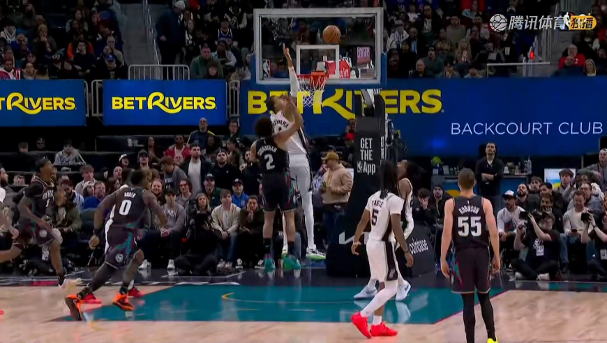 视觉冲击力拉满！文班空中最高点帽掉坎宁安抛投 解说赞叹连连