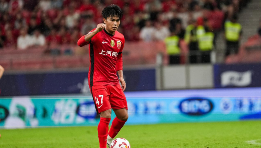 海港失良机！蒯纪闻妙传，李新翔无人盯防1V1推射软绵无力被扑