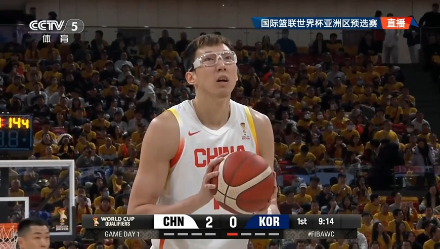 大魔王实力！开场周琦连续强攻韩国内线 小勾手+强造犯规