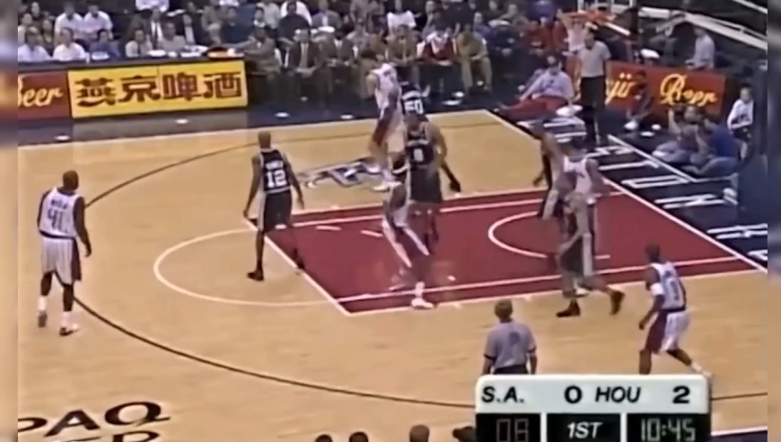 新秀姚明大战邓肯和罗宾逊 拿下27分18篮板3助攻3盖帽