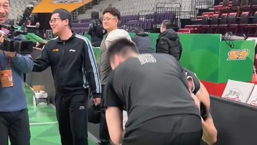 备战辽宁太暖心！张镇麟与继伟打闹+拥抱杨鸣！弗格搂住好兄弟！