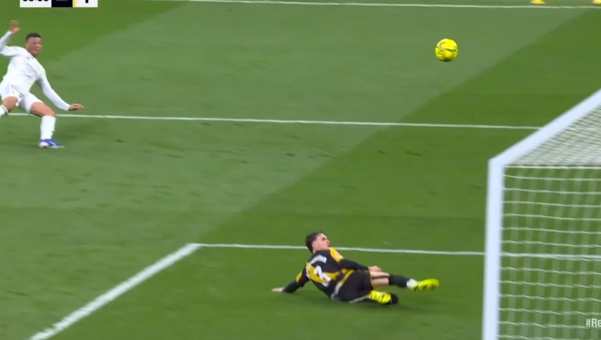 姆巴佩错失奶奶球，慢镜回看过掉门将大空门推射，击中门框弹出