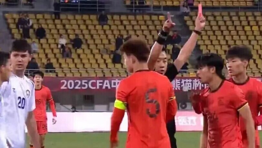 情绪失控！汪士钦上场仅7分钟就直红离场，中国U22全场1脚射门0射正！