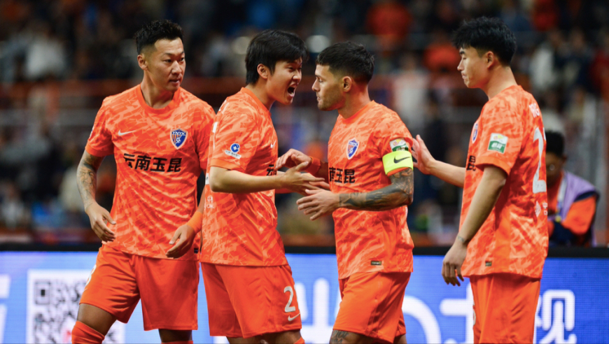 4-0！中超大冷门：大黑马升至第2 争冠豪门溃败 国脚严重犯规直红