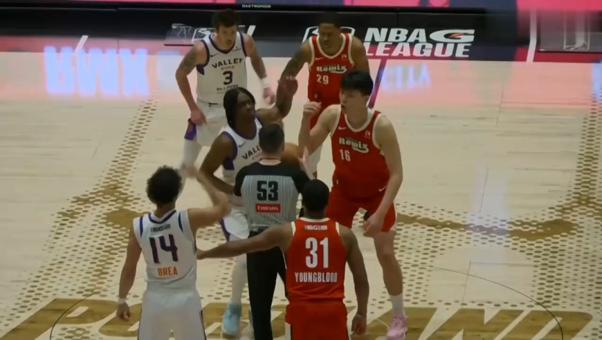 杨瀚森这球太炸裂了！太阳众将集体看呆，现场球迷彻底沸腾！