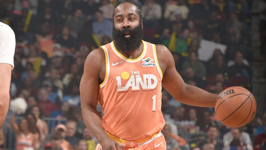 骑士生涯首扣！哈登半场10中7砍22分4助：准压哨3+1太狠了