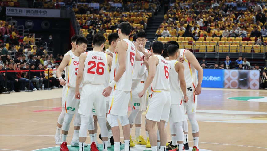 打出气势！胡金秋飞身暴扣 高诗岩果断三分出手命中