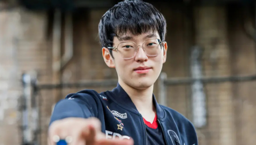 Scout回归后表现不佳，替补中单要求留队，表明想要竞争首发位置