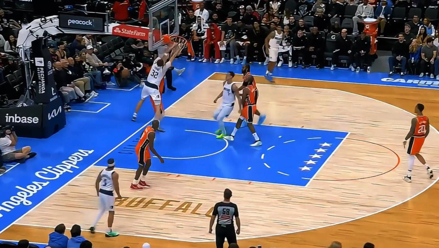 较上劲了！莱昂纳德与弗拉格50秒对轰9分 弗拉格逆天隔扣祖巴茨