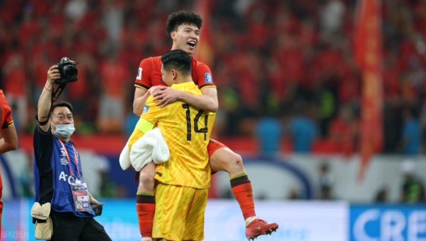 国足团结具象化！还原王钰栋罚点：大哥们帮忙捡球和阻止对手破坏草坪