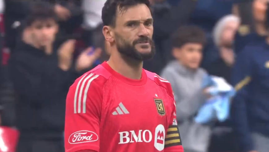 洛里一脸无奈！极限飞身封出穆勒头槌，队友补防不到位被补刀丢球