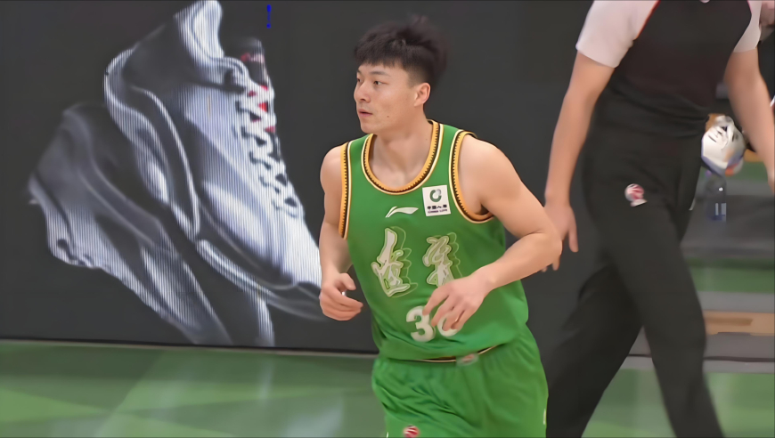CBA新赛季首位6犯球员！半场开香槟全队加班，赢球难掩愧疚 | 赛帧