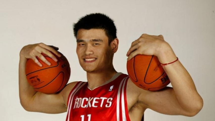 什么叫碾压！08年巅峰姚明对阵掘金狂砍32分 把人撞翻直接暴扣