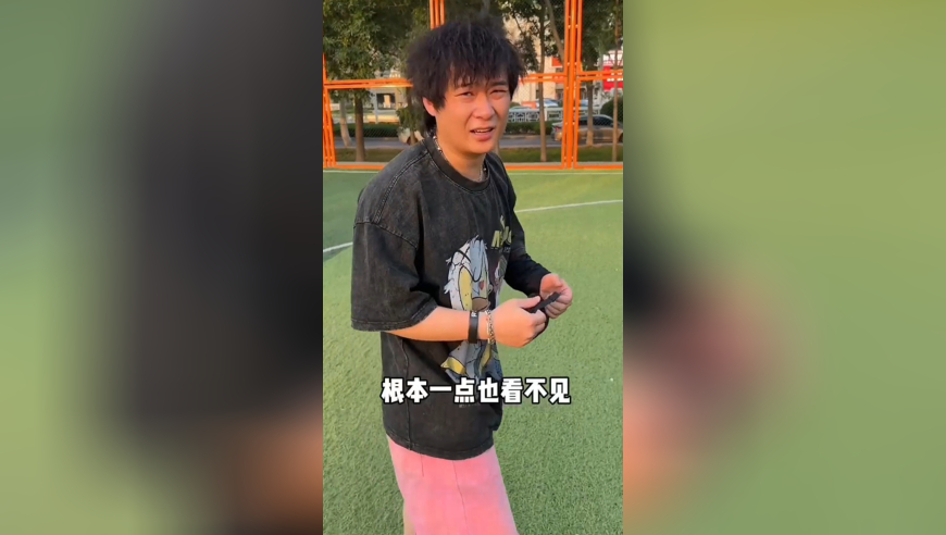 蒙眼踢球挑战！