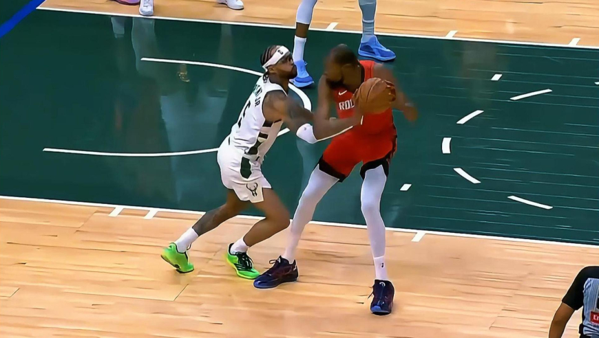 这什么神仙球？杜兰特末节面对雄鹿贴身防守打成离谱2+1