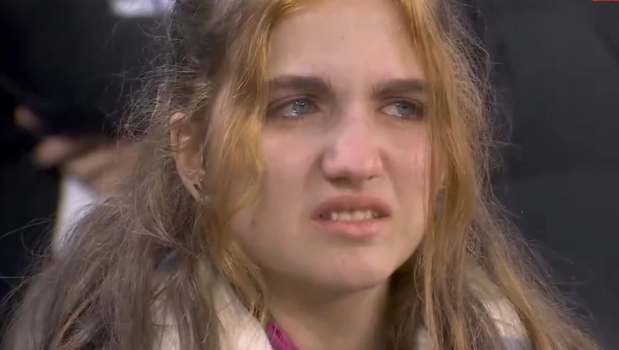 把曼城球迷踢哭了！维尼修斯造点+红牌，进球后做哭脸挑衅庆祝