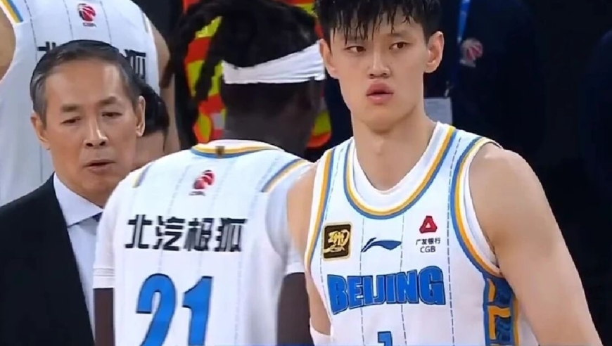 北京男篮全力留下曾凡博，为其开出优厚续约合同：年薪+奖金达到1100万