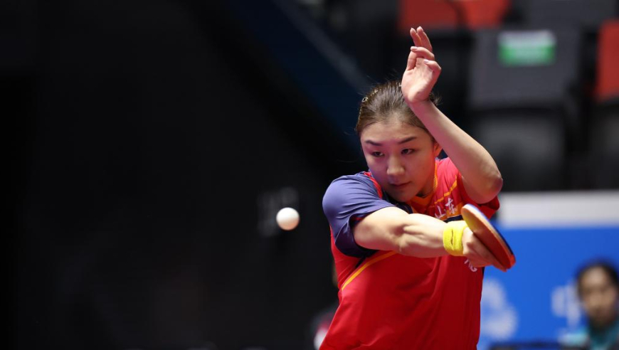 再进决赛！王曼昱强势4-0横扫陈梦 两姐妹握手满脸笑容热聊不停