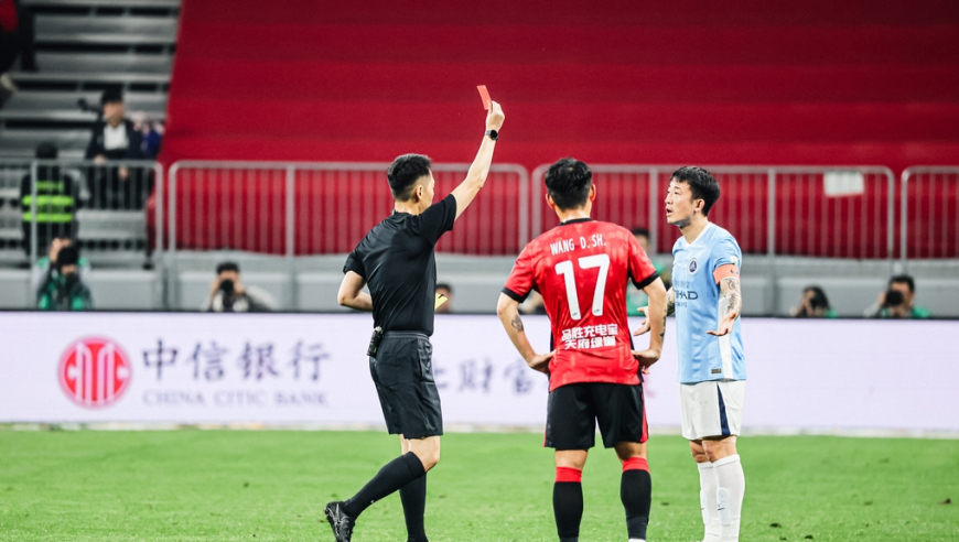 这个红牌冤吗？姜至鹏把成都外援嘴巴打得满是血，VAR介入黄改红