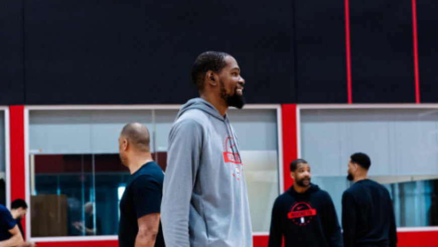 备战火勇！火箭社媒晒球员休息日训练组图，杜兰特微笑出镜