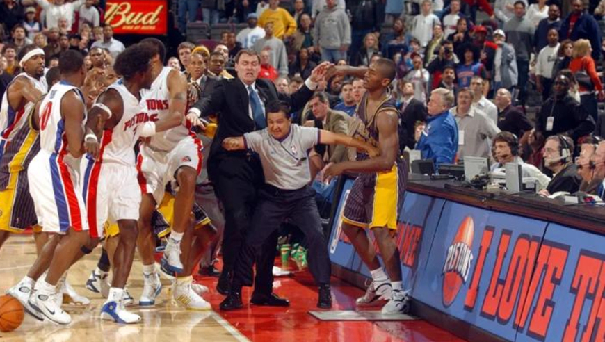 奥本山宫殿打架回顾：阿泰被华莱士暴揍后 用球迷撒气与球迷打成一团