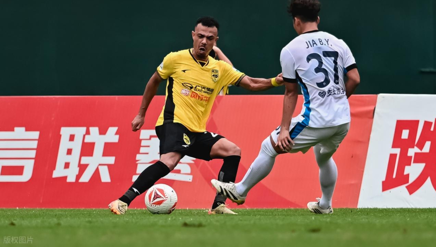 中甲冲超战3分钟两戏剧进球！南通门将内鬼式传球，广州豹乌龙解围