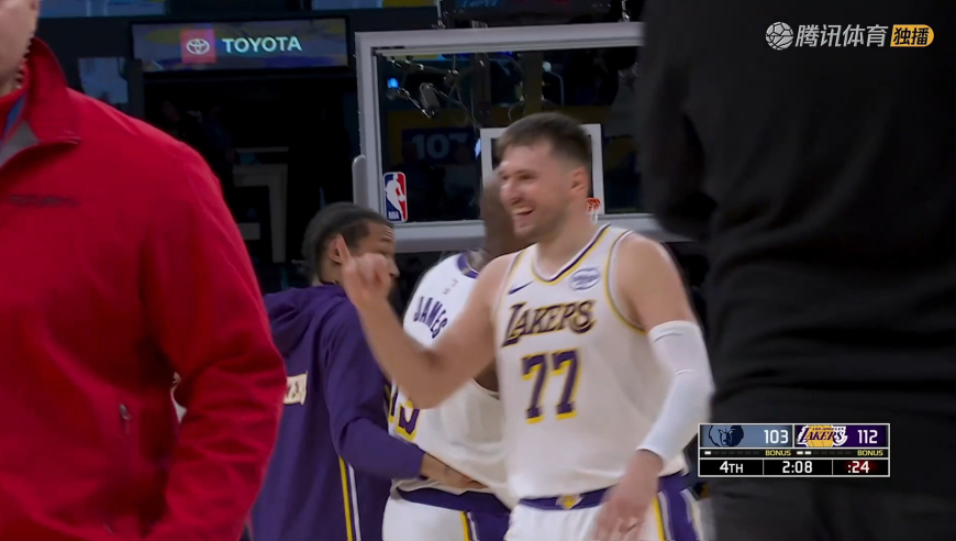 收比赛了！东契奇连续命中两记穿心三分 自己开心与老詹击掌