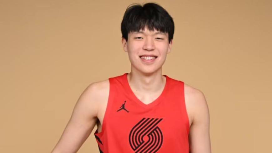 杨瀚森首发出战！奈何上场就被造犯规 还被扎克伊迪隔扣