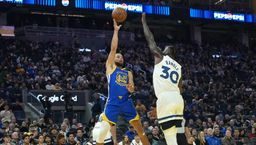 勇士末节崩盘！关键时刻被打17-0攻击波 库里神仙背传被浪费