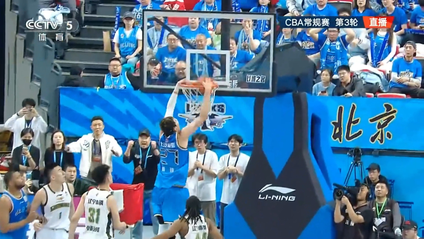 超级连线！赵睿周琦接连完成巧妙配合 周琦暴扣得手