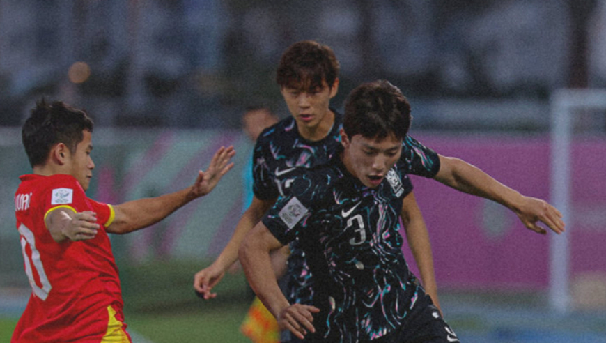 耻辱？韩国多打1人+轰32脚仍输越南！门将7次扑点全猜错，韩媒：灾难