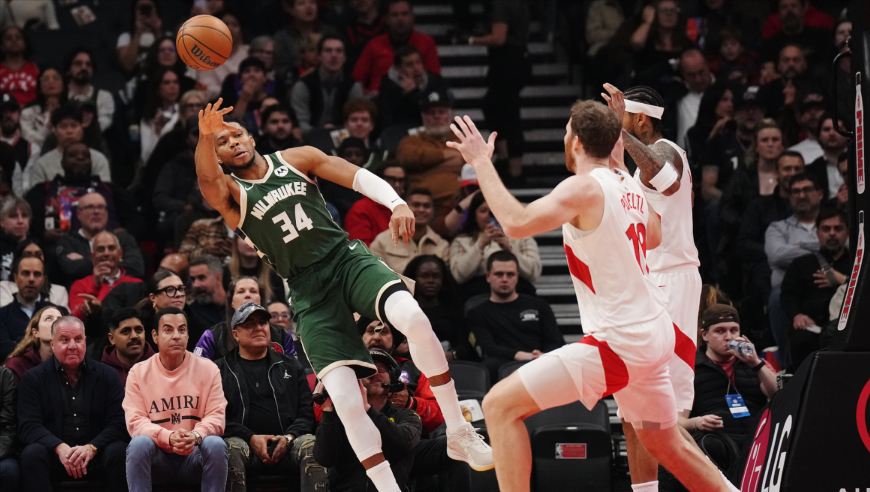 真坏！字母进攻被吹犯规选择挑战 慢镜头回看他竟拽对手裆部