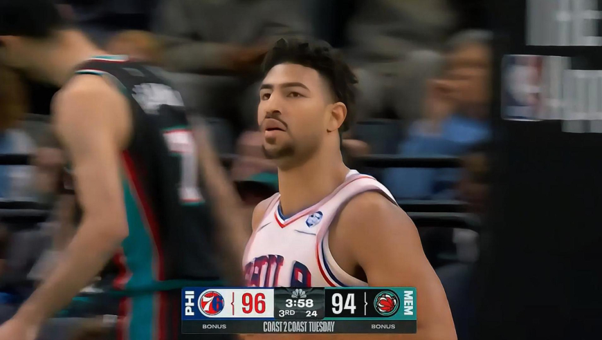 费三疯！保罗乔治面对双人强投三分 76人第三节轰出15-4反超灰熊