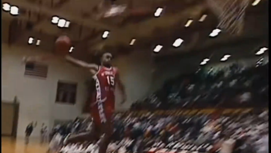 1米52就能扣篮，高中能摸到篮板上沿，被他跨过去扣篮的人感叹真正的飞人是这样的